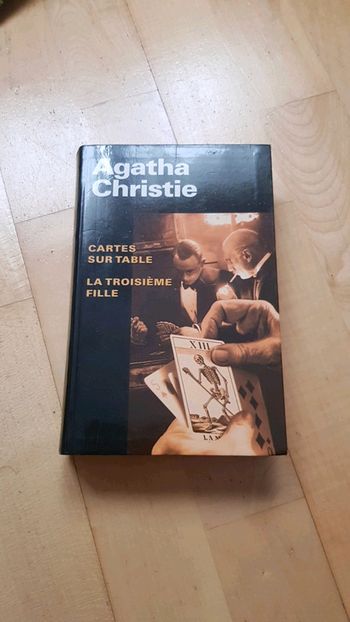Livre Agatha Christie avec 2 histoires.