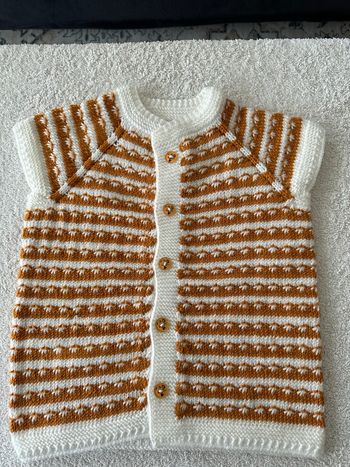 Gilet camel et blanc bébé tricoté main