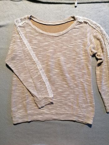 Haut beige et dentelle