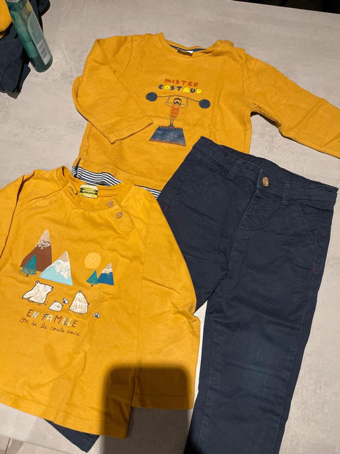 Pantalon chino marine, T-shirt et pull fin manches longues