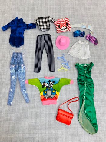 Lot vêtements poupée Barbie 