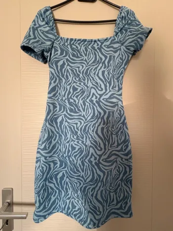 Robe bleue avec ouverture ventre – Taille M