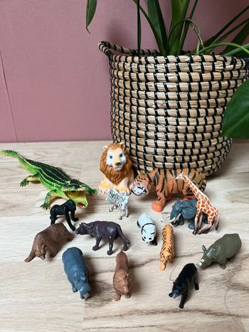 Lot de 15 figurines animaux