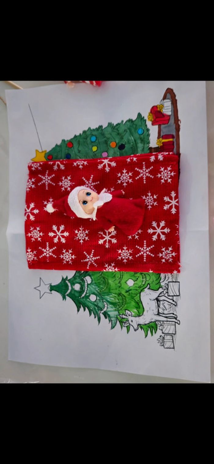Bébé lutin farceur rouge, petite fille en robe