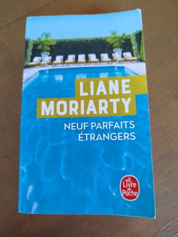 Neuf parfaits étrangers