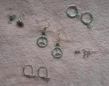 Jolie paire de boucles dâoreilles pendantes avec le symbole peace