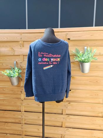 Sweat "Attention la maîtresse a des yeux derrière la tête" taille L