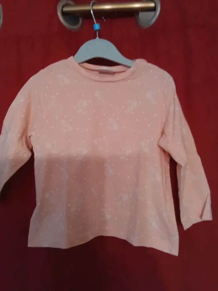 Pyjama bébé fille 24 mois avec pieds  le haut et le bas s attachent avec des pressions (21)