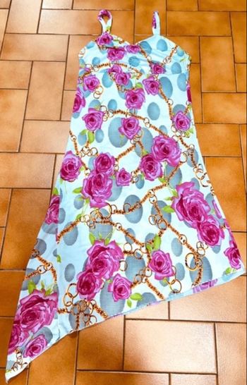 Robe blanche motif rosé chaîne doré bon état taille s asymétrique