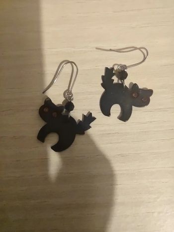 Boucles d'oreilles char noir yeux rouges