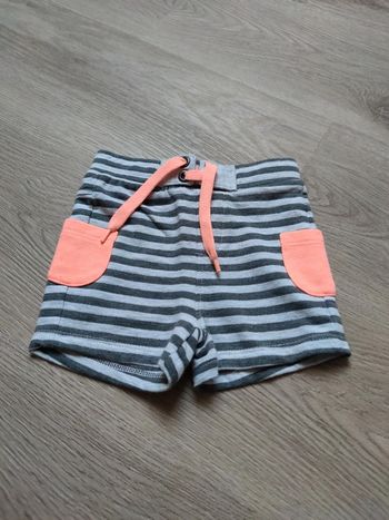 Short 9 mois neuf