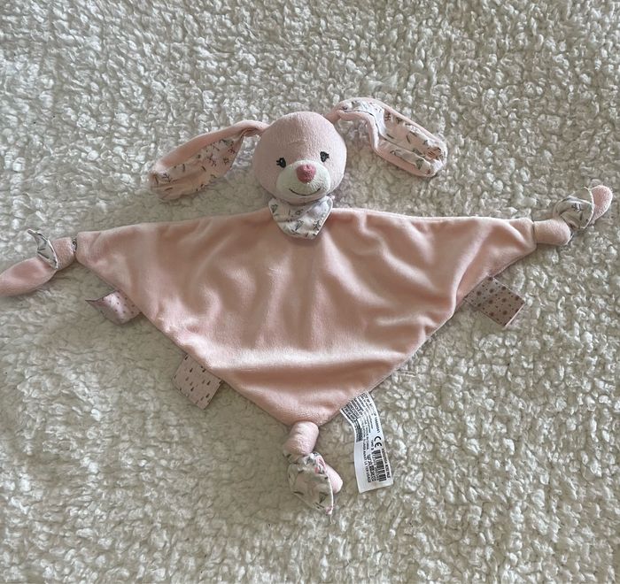 Doudou plat triangle lapin rose blanc fleurs Bout’chou Monoprix