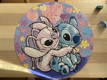 Magnifique puzzle Rond Ravensburger Stitch