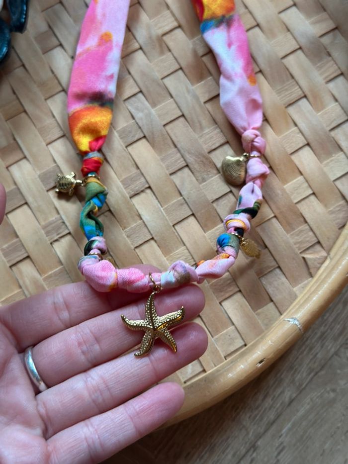 Collier fantaisie tissu multicolore avec breloques dorées étoile de mer et coquillages - photo numéro 5