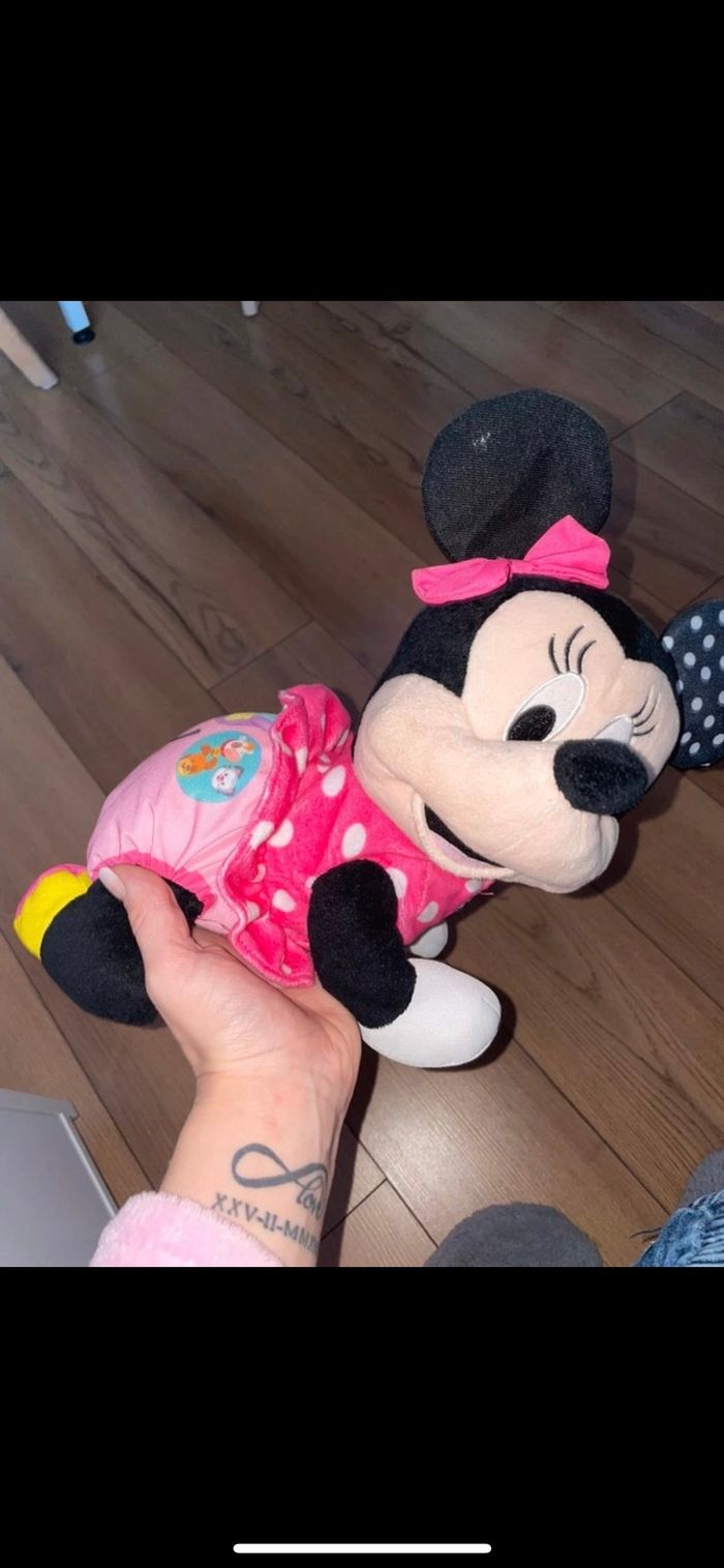 Minnie  marche à quatre pattes