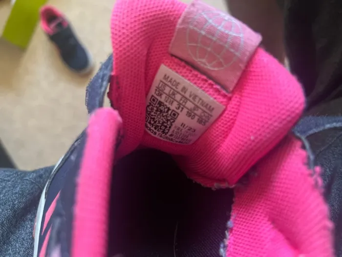 Basket adidas enfant taille 31 - photo numéro 4