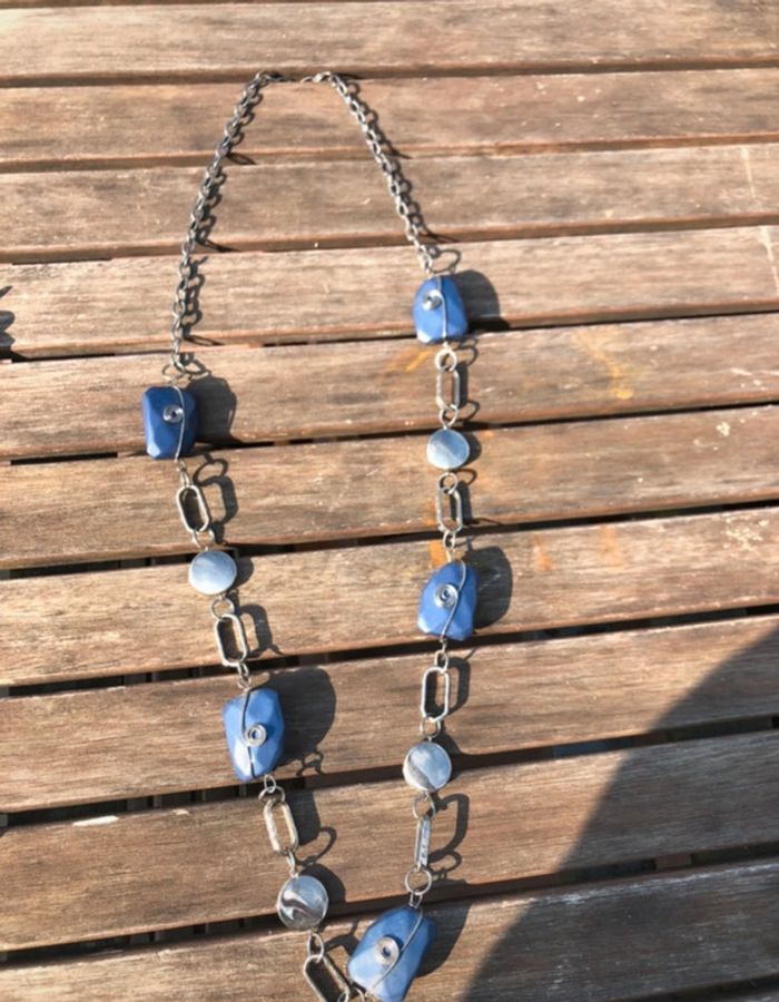 Collier perles bleues et acier neuf