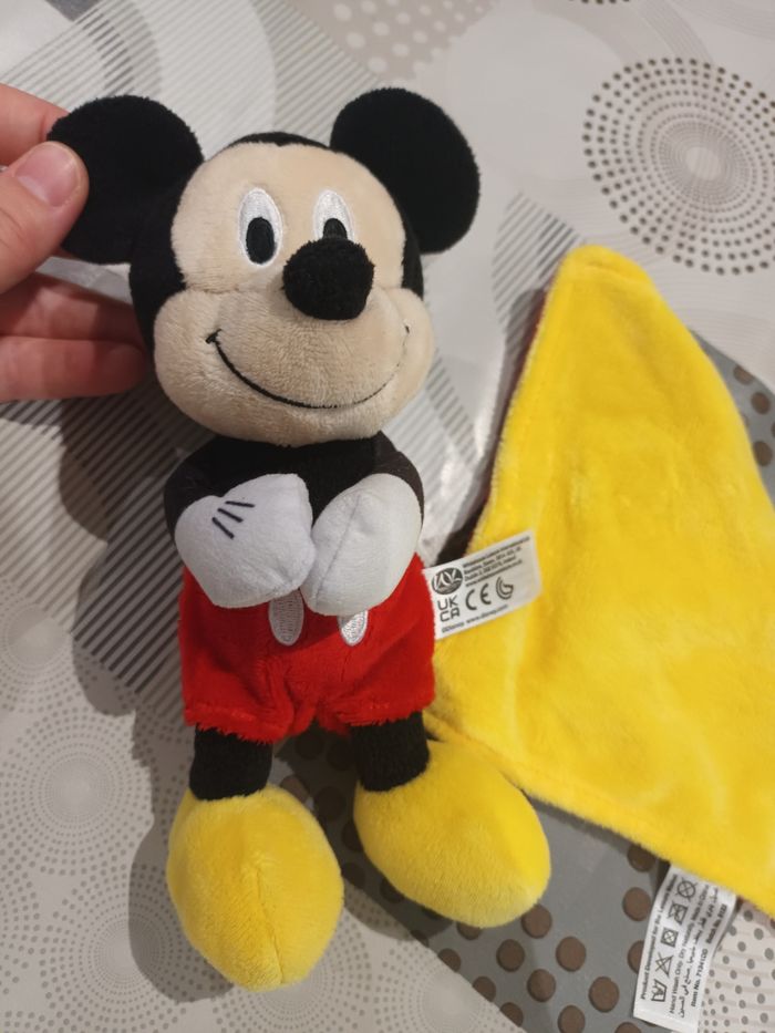 Peluche mickey avec sa couverture - photo numéro 2