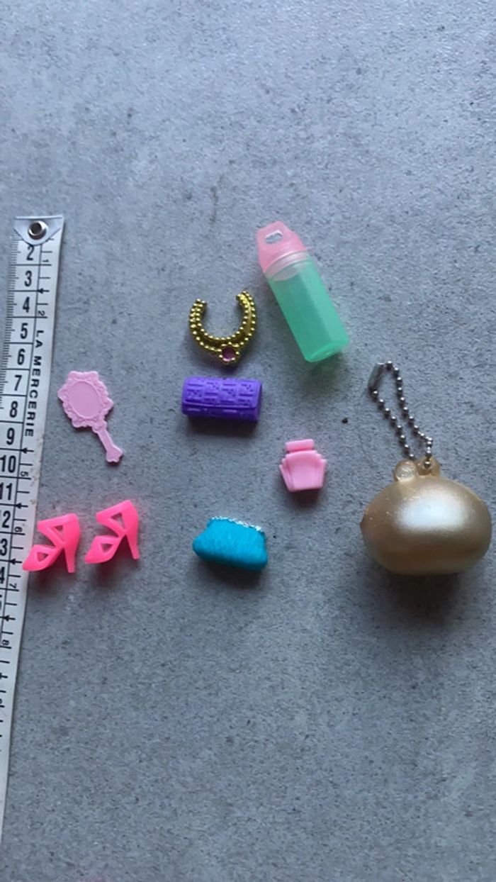 Lot accessoires pour poupée Barbie chaussures gourde collier sac parfum - photo numéro 2