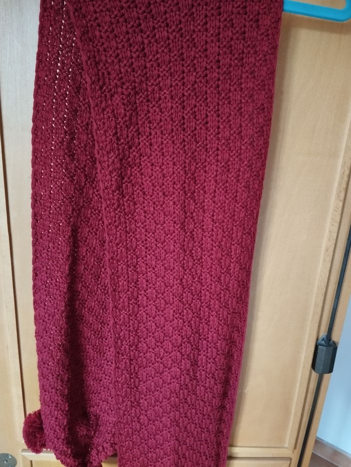 Écharpe bordeaux à pompons