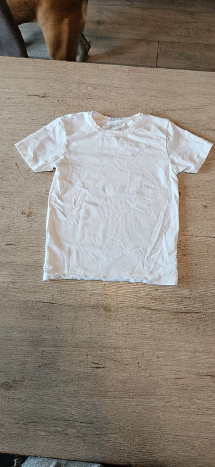 T shirt blanc tout simple, col rond, TQF, 7/8 ans, peu mis - photo numéro 2