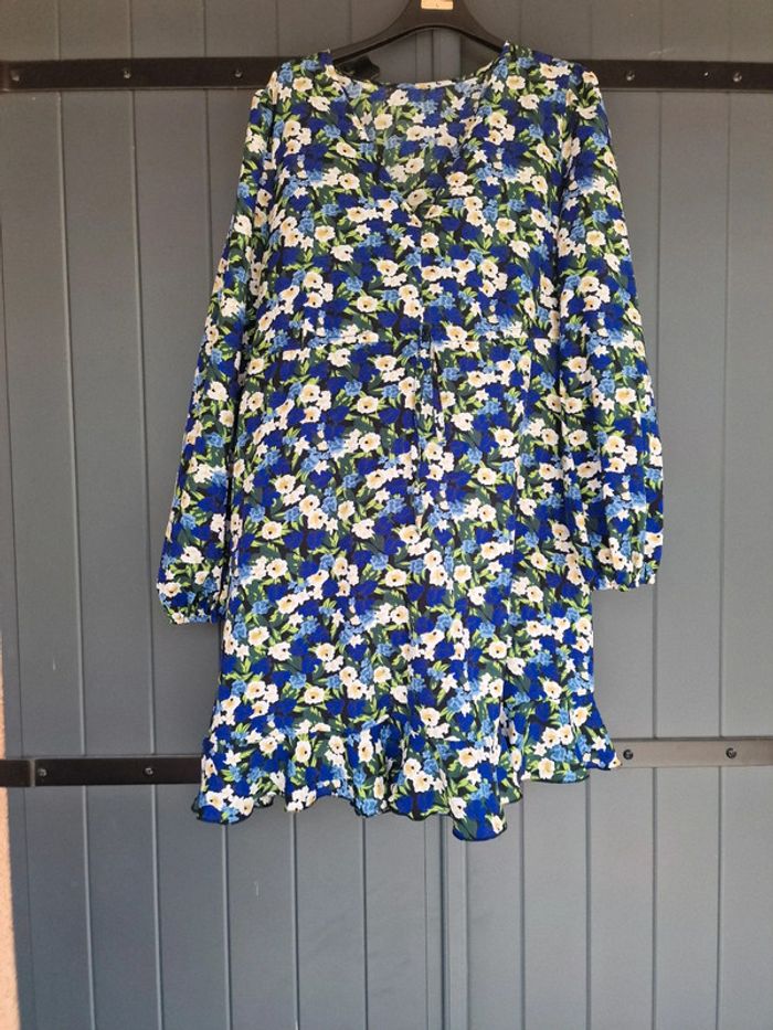 Robe noir courte fleurie