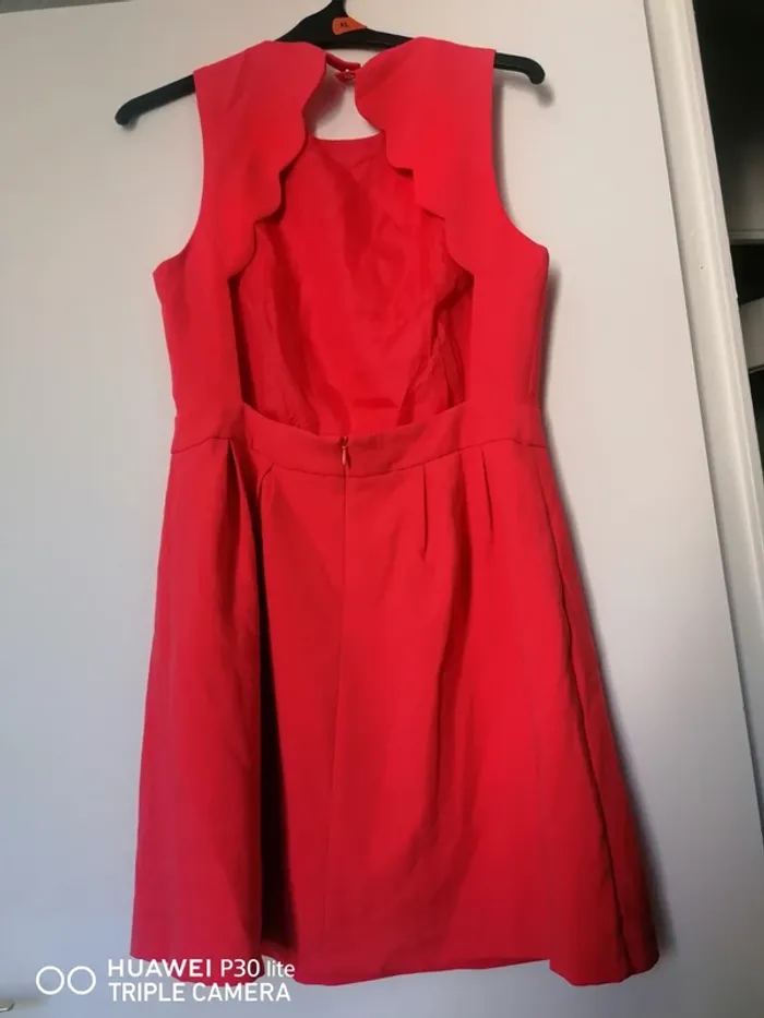 Robe rouge décollée arrière