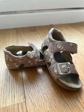 Sandales fleuris pour bébé fille