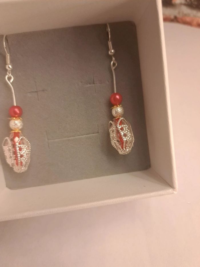 Boucles d'oreilles pendante rouge blanche argenté doré - photo numéro 4