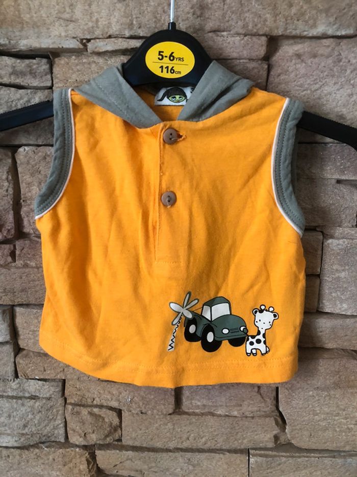 T-shirt sans manche avec capuche 3 mois