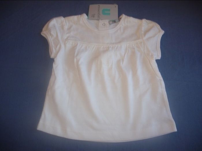 Tee shirt U essentiels neuf taille 6 mois