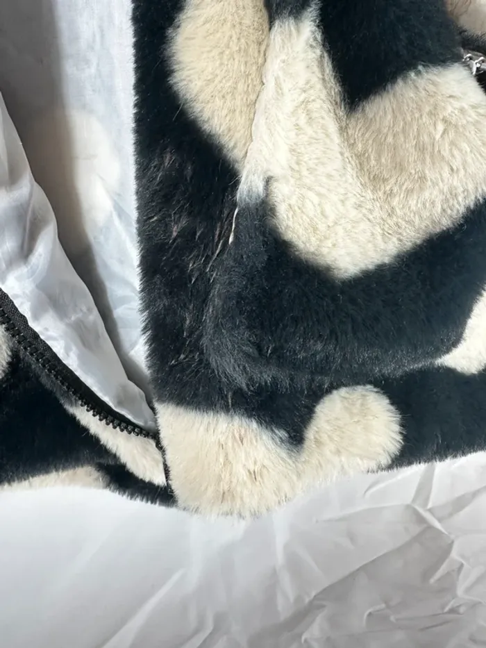 Veste polaire noire YesStyle – Neuve, douce & trop cute avec capuche et cœur blanc - photo numéro 7