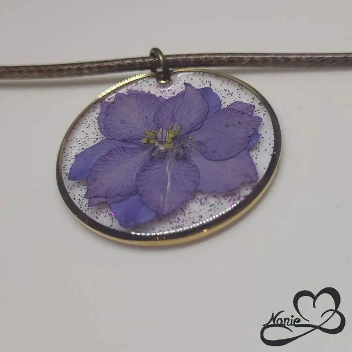 Pendentif en résine transparent avec une fleur séchée violette !! - photo numéro 3