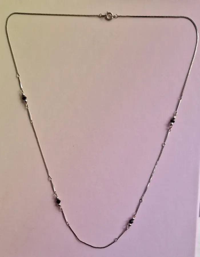 Collier argenté et noir