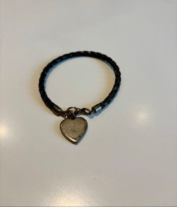 Bracelet cuir noir tressé avec pendentif cœur en métal