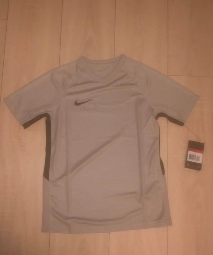 tee shirt nike