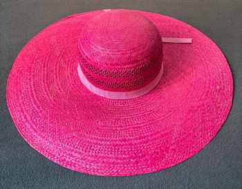 Chapeau de paille rose