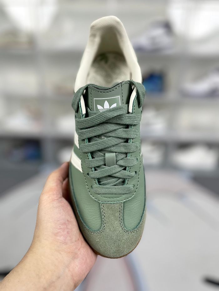 En stock : Baskets classiques ADIDAS ORIGINALS SAMBA OG. Un modèle plébiscité par les célébrités et - photo numéro 2