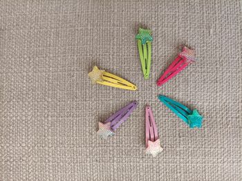 Lot de 6 barrettes étoiles multicolores