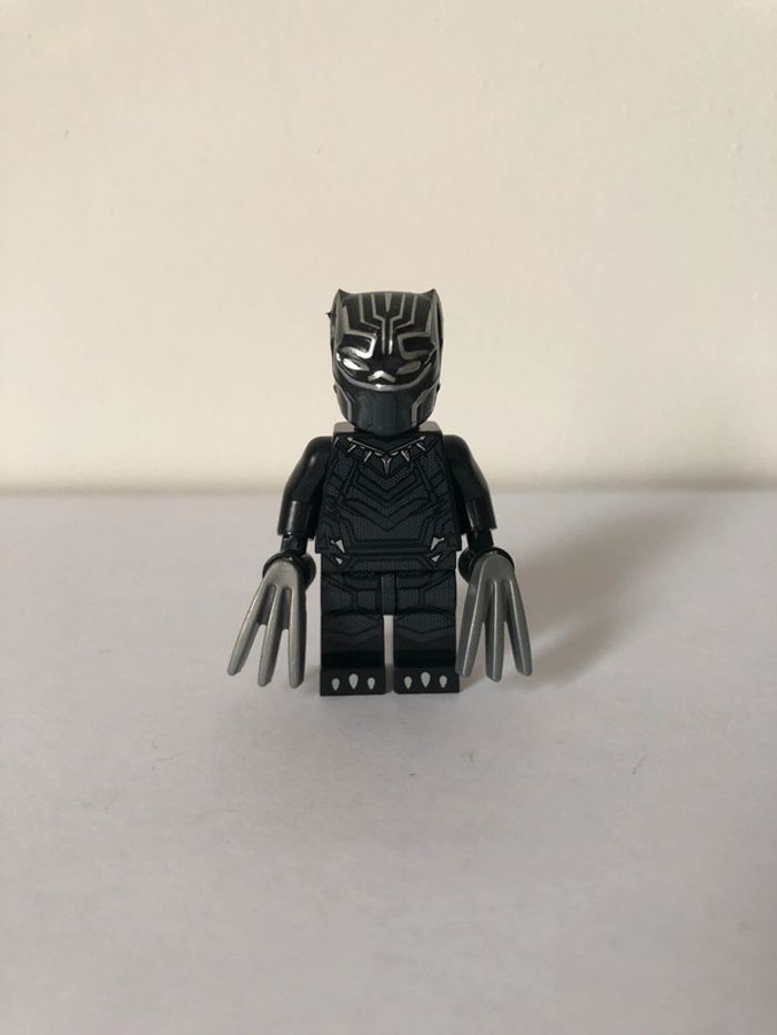 Figurine type lego Black Panther. Marvel