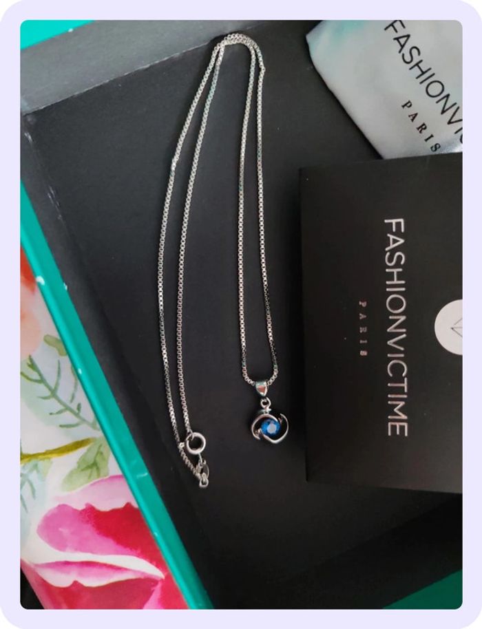 Collier pendentif neuf
