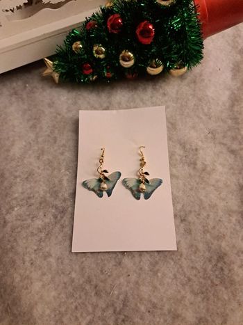 Boucles d'oreilles pendante papillon avec rose éternel