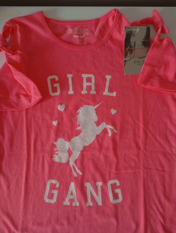 Tee-shirt manches courtes. 14 ans . Rose vif fluo. Motif licorne . Neuf