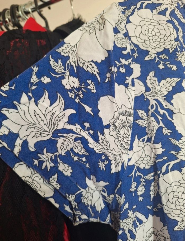 Robe à Fleurs Bleues et Blanches – Ligne à Suivre (Taille 46) – Très Bon État - photo numéro 3