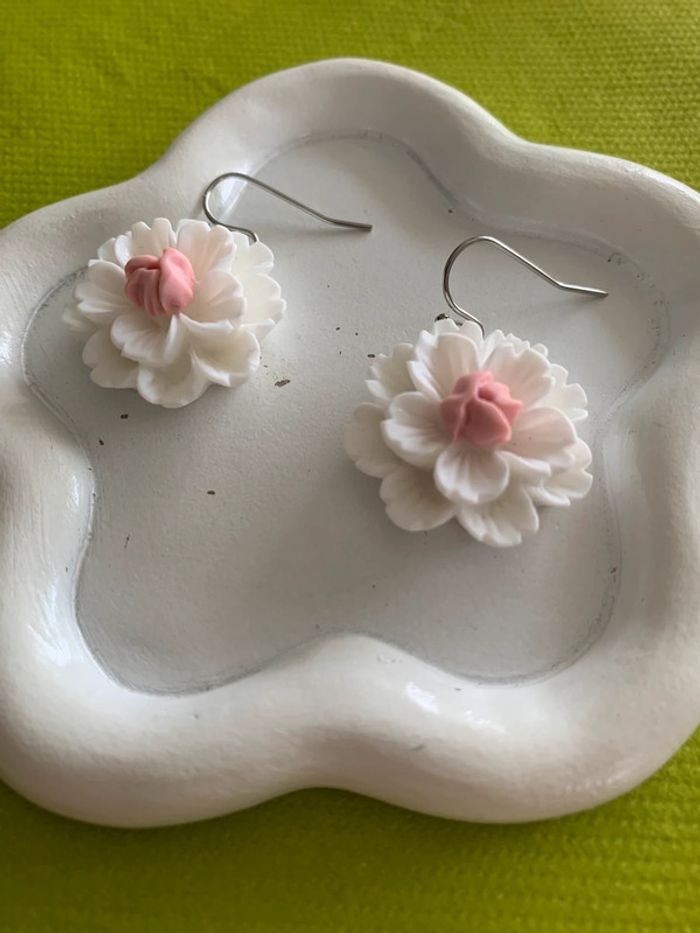 Boucles d’oreilles fleur blanche en résine - photo numéro 3