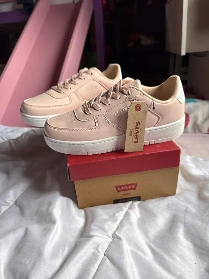 Superbes baskets Levi’s rose neuves avec étiquette pointure 39 - photo numéro 2