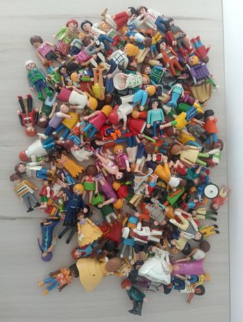 Lot de 140 personnages playmobil 