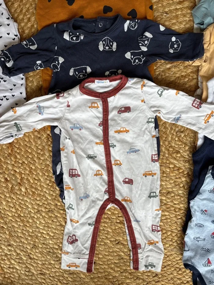 Lot de bodies et pyjamas - 3 mois - excellent état - photo numéro 5