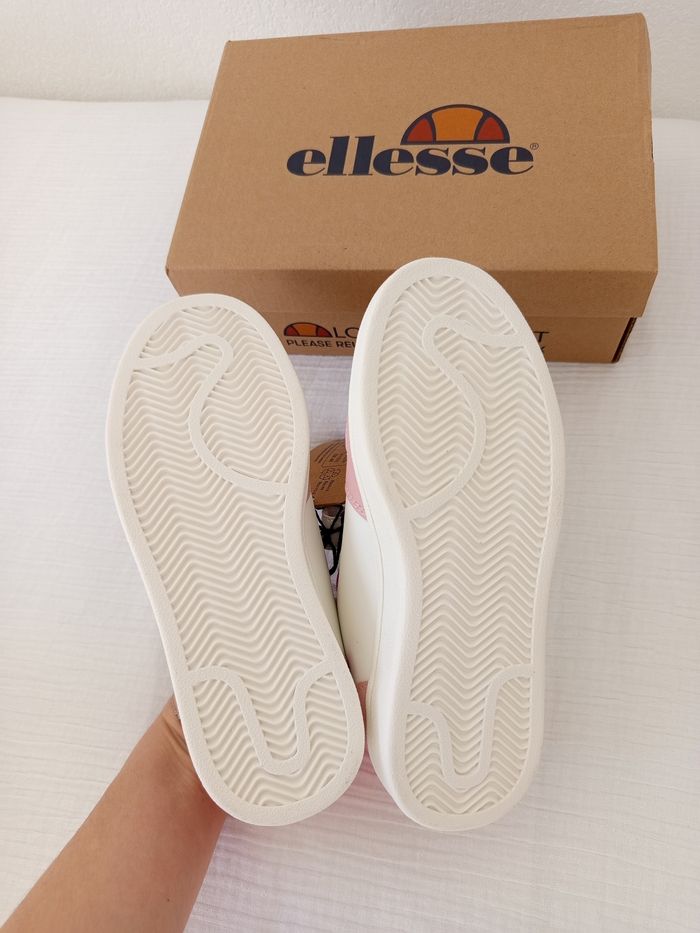 Jolie paire de baskets à scratch Ellesse pointure 34 neuves - photo numéro 5
