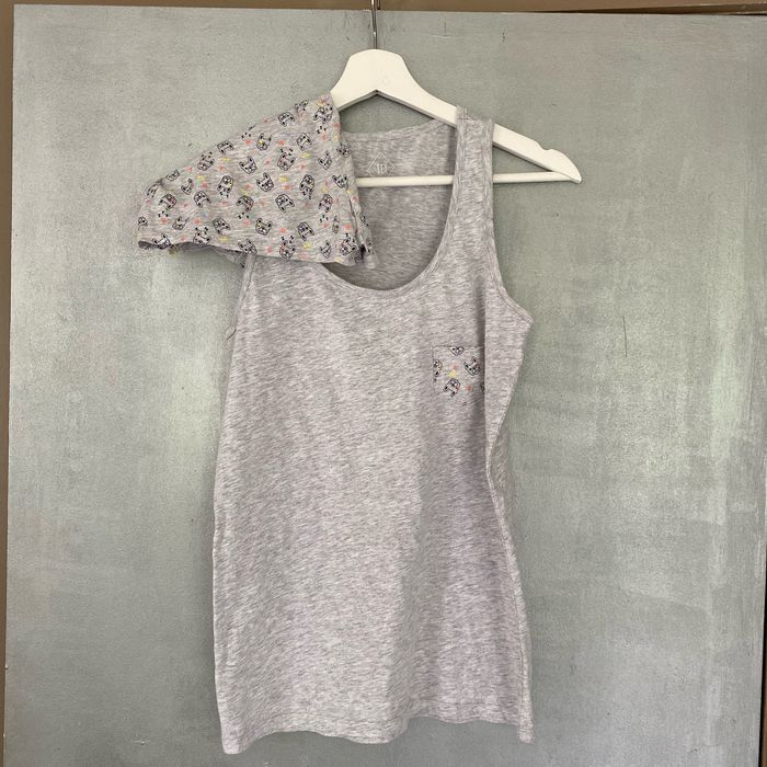 Pyjama deux pièces débardeur et short gris avec imprimé bouledogues français et cœurs jaunes et oranges taille S